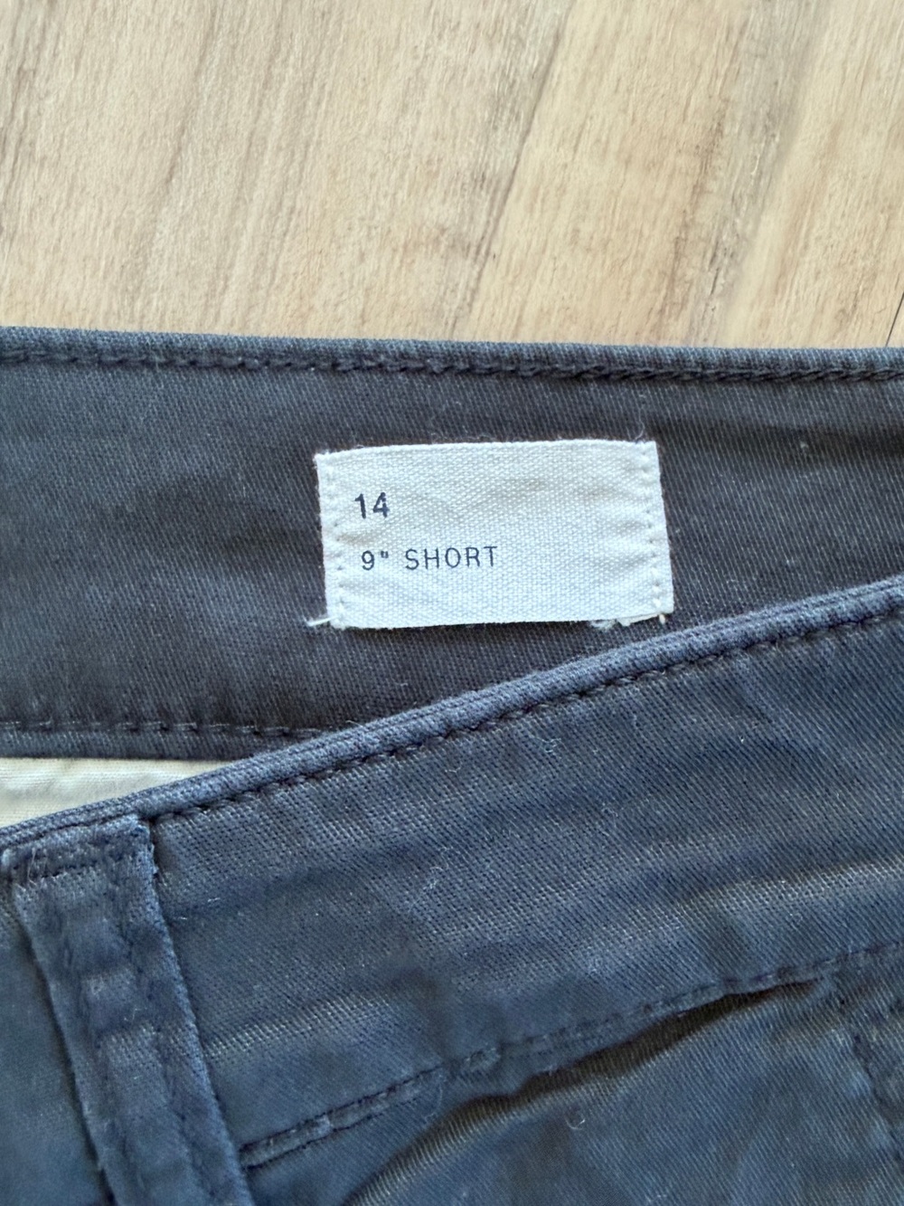 GAP women’s Bermuda Short - Picture 4 of 5